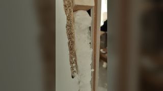 Mastic adhésif en mousse ignifuge pour portes fenêtres